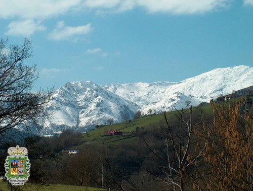 Imagen del pueblo de Pendas con el Monte Sueve al fondo